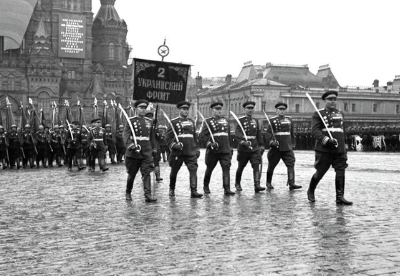 Nguyên soái Liên Xô Rodion Malinovsky dẫn đầu đoàn binh sỹ trong Lễ duyệt binh mừng chiến thắng tại Quảng trường Đỏ ở Thủ đô Moskva, ngày 24/6/1945. (Ảnh: Tư liệu quốc tế/TTXVN) 