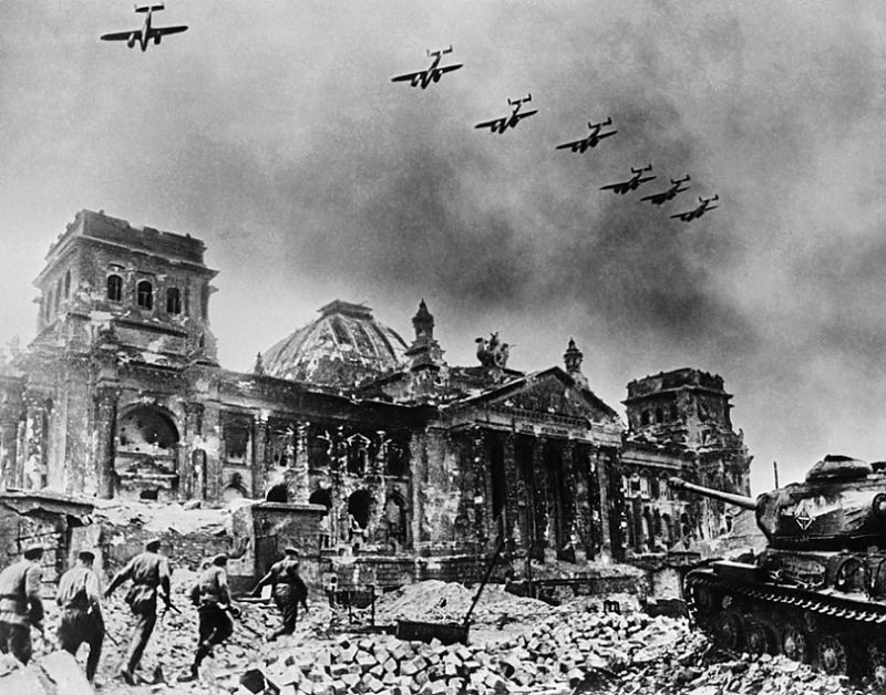 Ngày 16/4/1945, Hồng quân Liên Xô mở màn chiến dịch tấn công Berlin, sào huyệt cuối cùng của phátxít Đức và đến chiều 30/4/1945 đã chiếm được Nhà Quốc hội Đức, cắm lá cờ chiến thắng lên nóc tòa nhà này. (Ảnh: Tư liệu quốc tế/TTXVN)