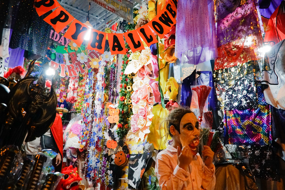 Các cửa hàng bán trang phục, đồ chơi trên phố Hàng Mã (Hà Nội) được bày biện bắt mắt nhân dịp Halloween. (Ảnh: Minh Hiếu/Vietnam+)