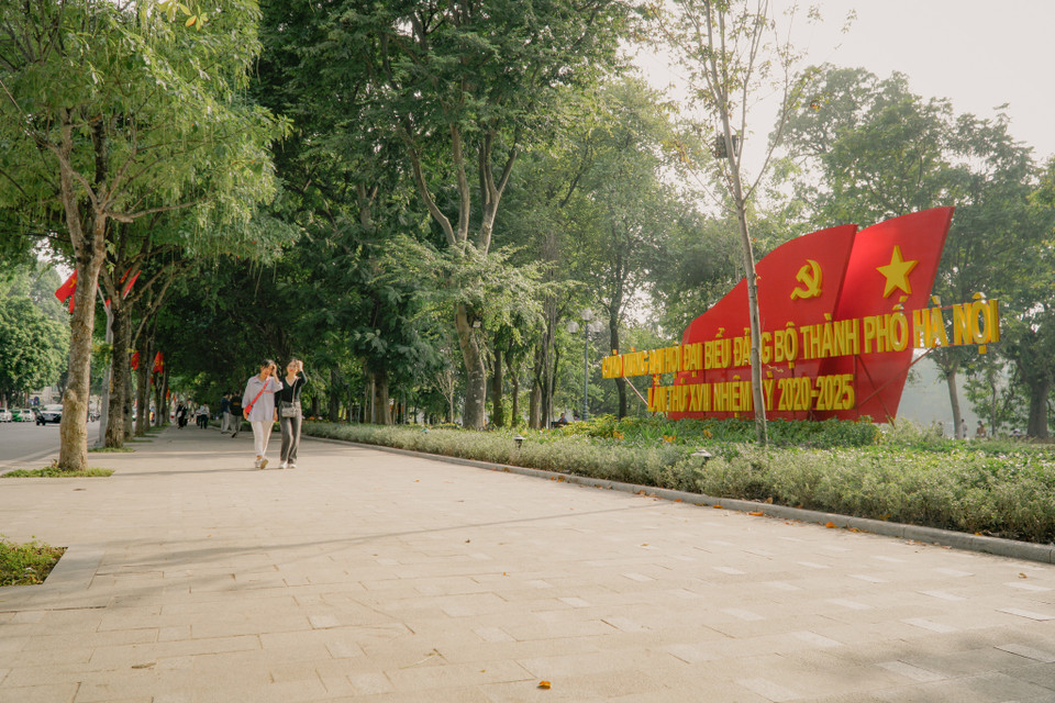 Việc lát đá ở Hồ Gươm được tiến hành từ năm 2010 và là một trong những công trình chào mừng đại lễ 1.000 năm Thăng Long-Hà Nội. Qua nhiều thời gian bị gián đoạn, tháng 1/2020 mới bắt đầu tiếp tục và hoàn thiện vào đầu tháng 10 vừa qua. (Ảnh: Minh Hiếu/Vietnam+)