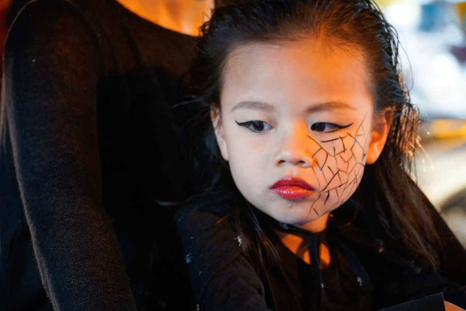  Ngoài mua sắm các trang phục, nhiều người còn cầu kỳ trang điểm theo chủ đề 'rùng rợn.' (Ảnh: Minh Hiếu/Vietnam+)