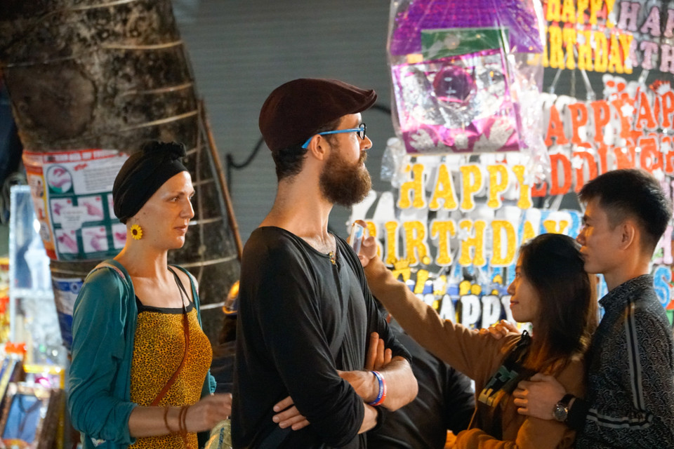 Khách nước ngoài cũng thích thú với không khí Halloween tại con phố này. (Ảnh: Minh Hiếu/Vietnam+)