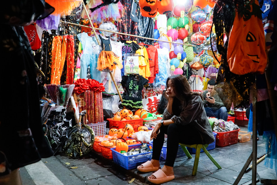 Năm nay số lượng người đến vui chơi mua sắm tại khu vực Hàng Mã ít hơn so với năm 2019. Nhiều chủ cửa hàng trong tình cảnh 'ngáp dài' vì ế khách. (Ảnh: Minh Hiếu/Vietnam+)