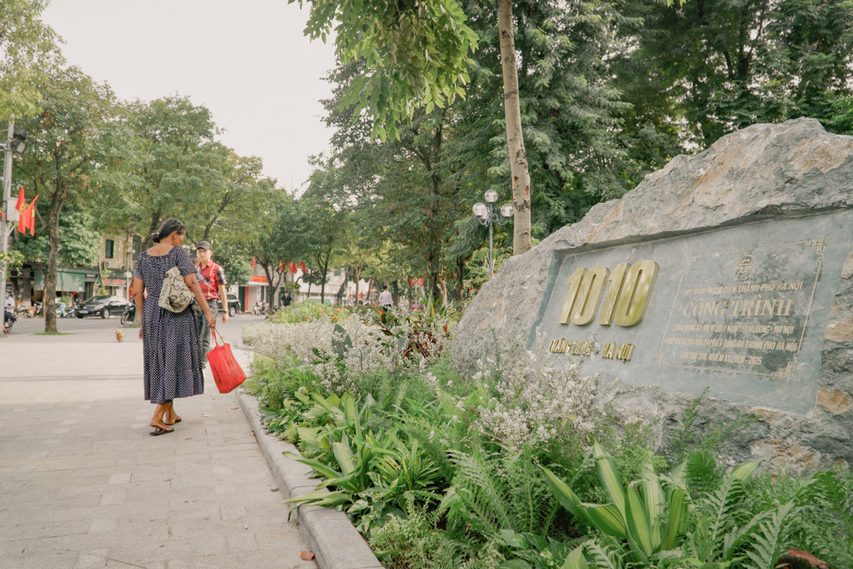 Dự án cải tạo, chỉnh trang hồ Hoàn Kiếm hoàn thành sau 5 tháng thi công và được gắn biển chào mừng kỷ niệm 1010 năm Thăng Long-Hà Nội. (Ảnh: Minh Hiếu/Vietnam+)