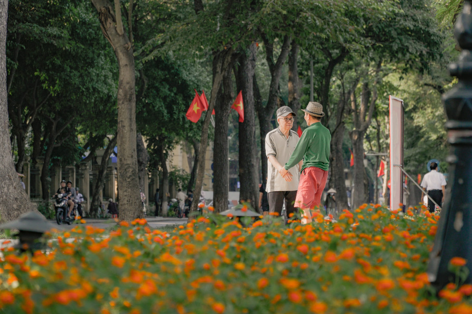 Sau khi mang diện mạo mới, hồ Hoàn Kiếm trở thành điểm hẹn lý tưởng của nhiều người dân Hà Nội. (Ảnh: Minh Hiếu/Vietnam+)