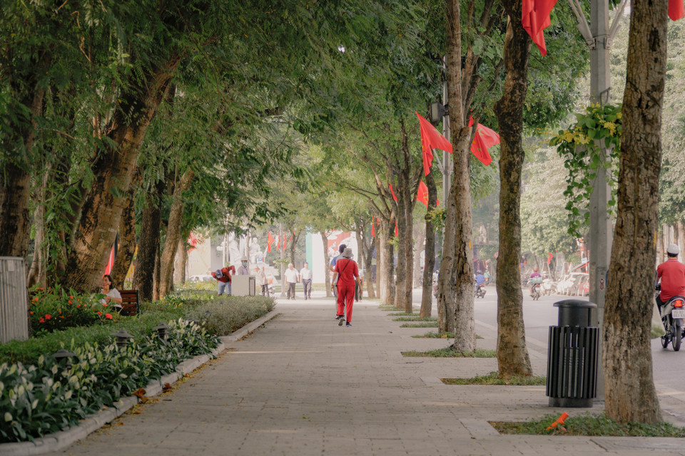 Đánh giá dự án, nguyên Phó chủ tịch Hội Kiến trúc sư Việt Nam Nguyễn Quốc Thông cho rằng, việc kè hồ và lát đá tạo nên 'một không gian đồng nhất về mặt ngôn ngữ kiến trúc, loại bỏ cảm giác chắp vá'. (Ảnh: Minh Hiếu/Vietnam+)
