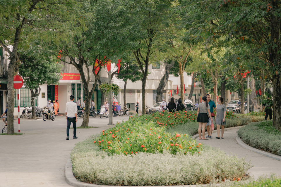 Những bồn hoa rực rỡ, bắt mắt trong dự án chỉnh trang, cải tạo hồ Hoàn Kiếm. (Ảnh: Minh Hiếu/Vietnam+) 