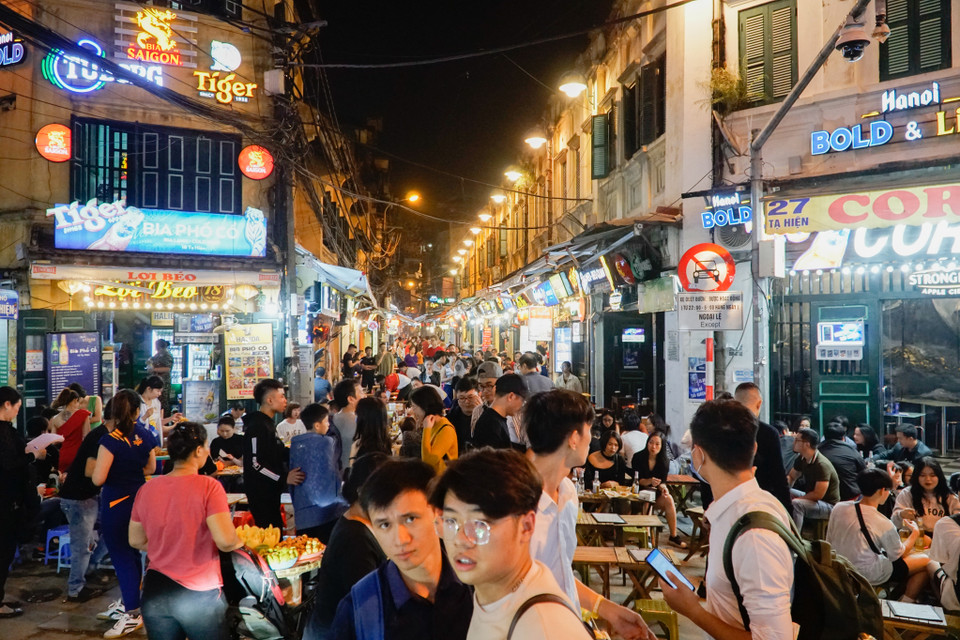 Không khí Halloween tại khu phố 'ăn chơi' Tạ Hiện. (Ảnh: Minh Hiếu/Vietnam+)