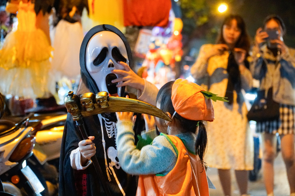 Những chiếc mặt nạ được làm 'ăn theo' nhân vật của các bộ phim kinh dị. (Ảnh: Minh Hiếu/Vietnam+)