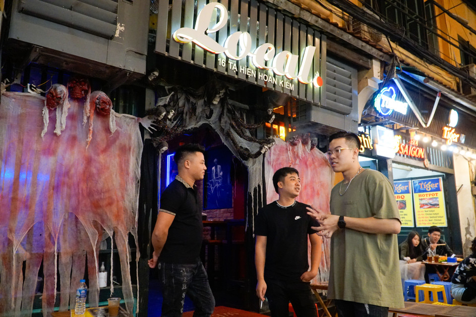 Nhiều quán bar, pub trang trí theo chủ đề Halloween để thu hút khách. (Ảnh: Minh Hiếu/Vietnam+)