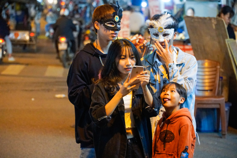 Các bạn trẻ rủ nhau tạo dáng chụp ảnh kỷ niệm. (Ảnh: Minh Hiếu/Vietnam+)