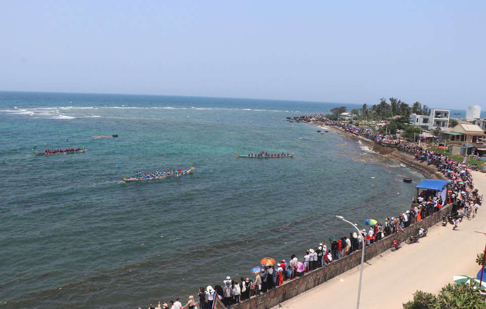 Lễ đua thuyền Tứ Linh một nghi lễ không thể thiếu trong Lễ khao lề thế lính. (Ảnh: Phạm Cường/TTXVN)