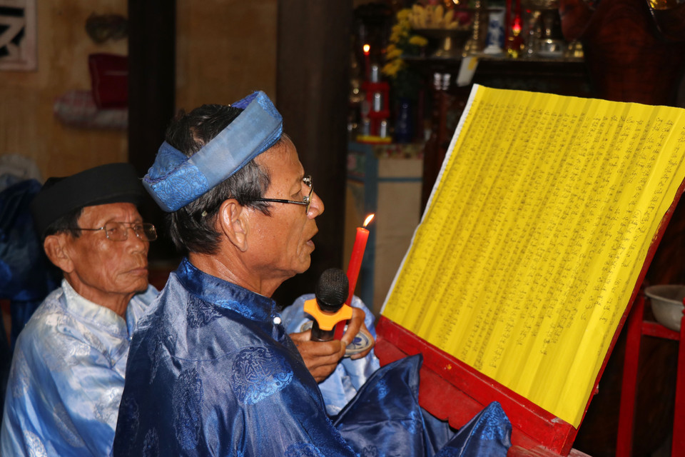 Lễ tế thần vào đêm trước cầu an cho các vong linh Hải đội Hoàng Sa được đại diện Ban Khánh tiết Đình làng An Vĩnh thực hiện. (Ảnh: Phạm Cường/TTXVN)