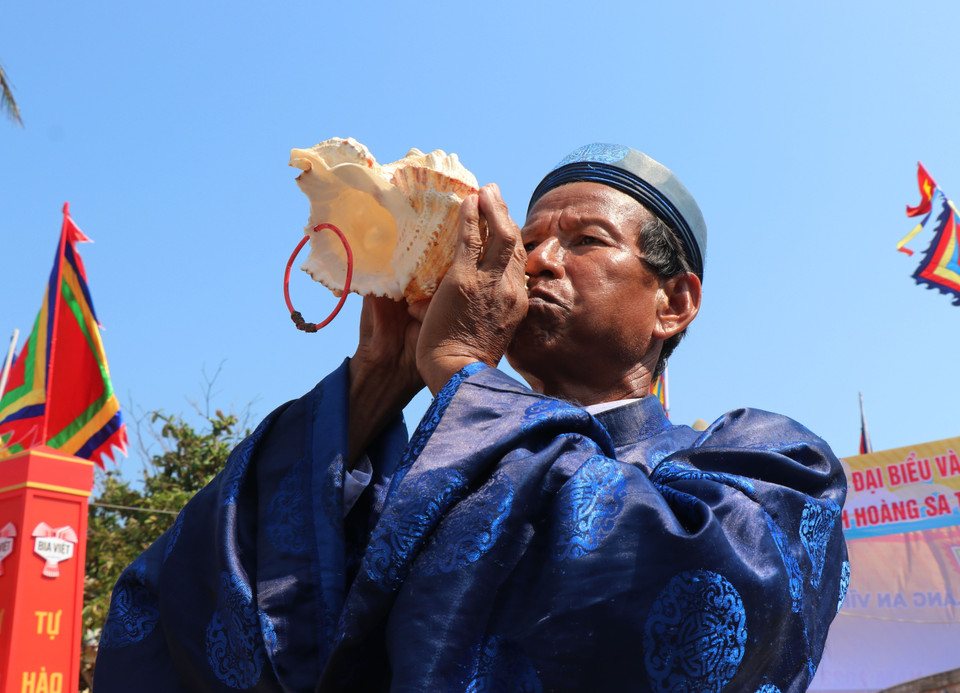 Thổi ốc u khi đưa các hình nhân thế mạng ra biển. (Ảnh: Phạm Cường/TTXVN)