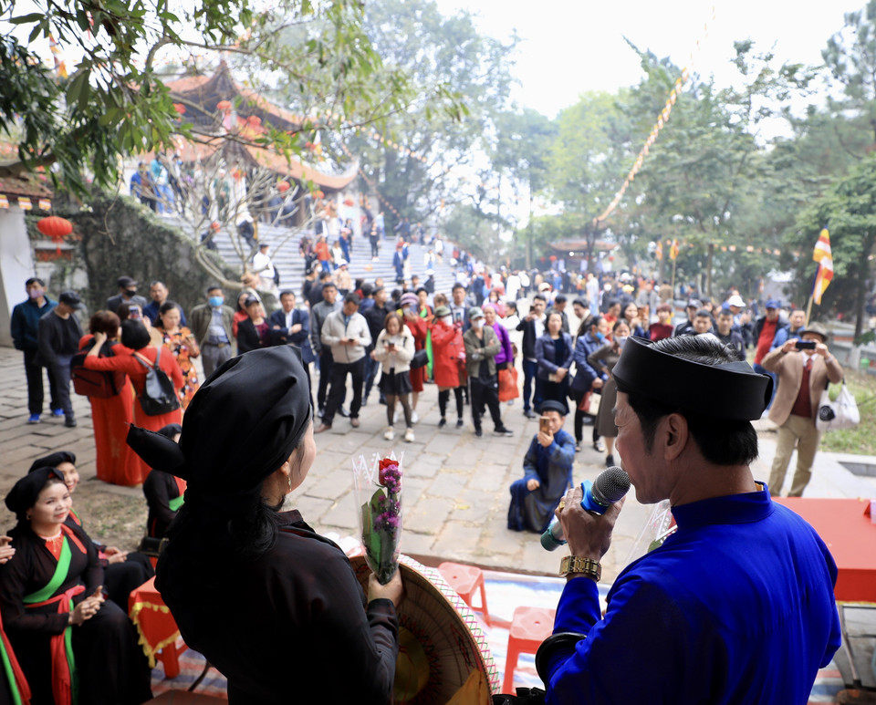 Các liền anh, liền chị trình diễn màn hát giao duyên quan họ trong ngày hội. (Ảnh: Nhật Anh/TTXVN)
