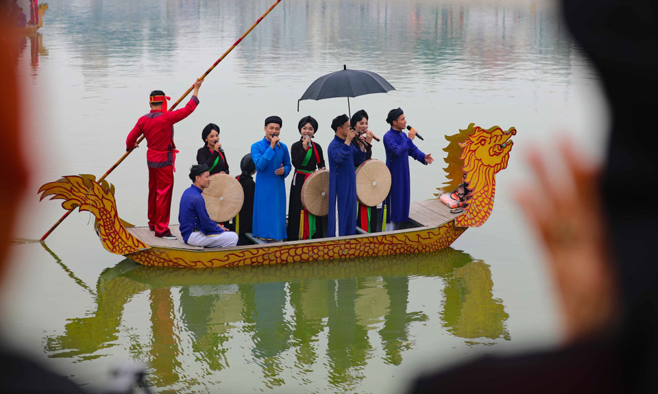 Hát quan họ trên thuyền. (Ảnh: Thanh Tùng/TTXVN)