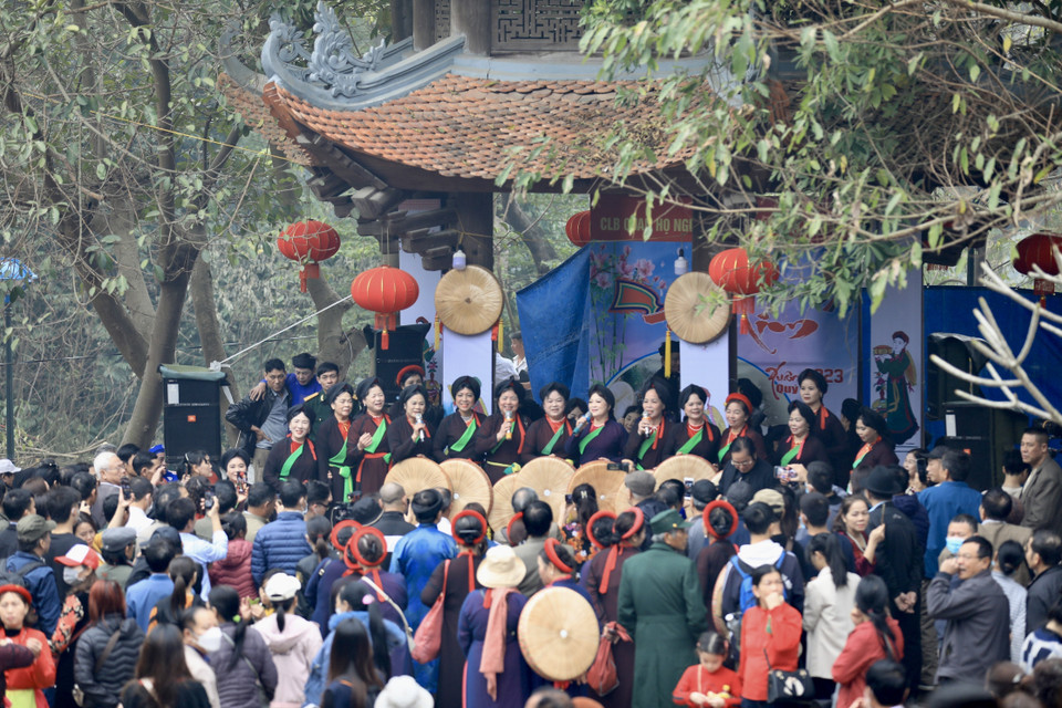 Các liền chị hát dân ca quan họ tại 12 lán trong ngày hội. (Ảnh: Nhật Anh/TTXVN)