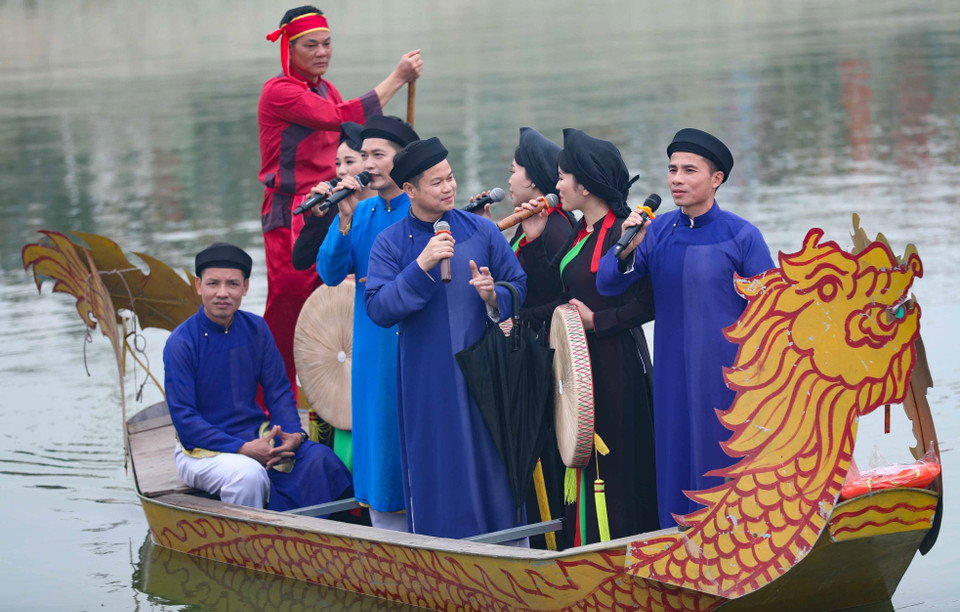 Hát quan họ trên thuyền. (Ảnh: Thanh Tùng/TTXVN)