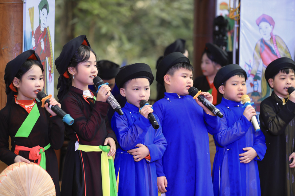 Các thế hệ trẻ tiếp nối truyền thống với màn hát giao duyên quan họ trong ngày hội. (Ảnh: Nhật Anh/TTXVN)