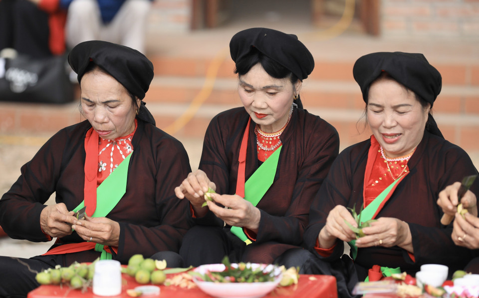 Những miếng trầu têm cánh phượng được các liền chị chuẩn bị mời du khách thập phương. (Ảnh: Nhật Anh/TTXVN)