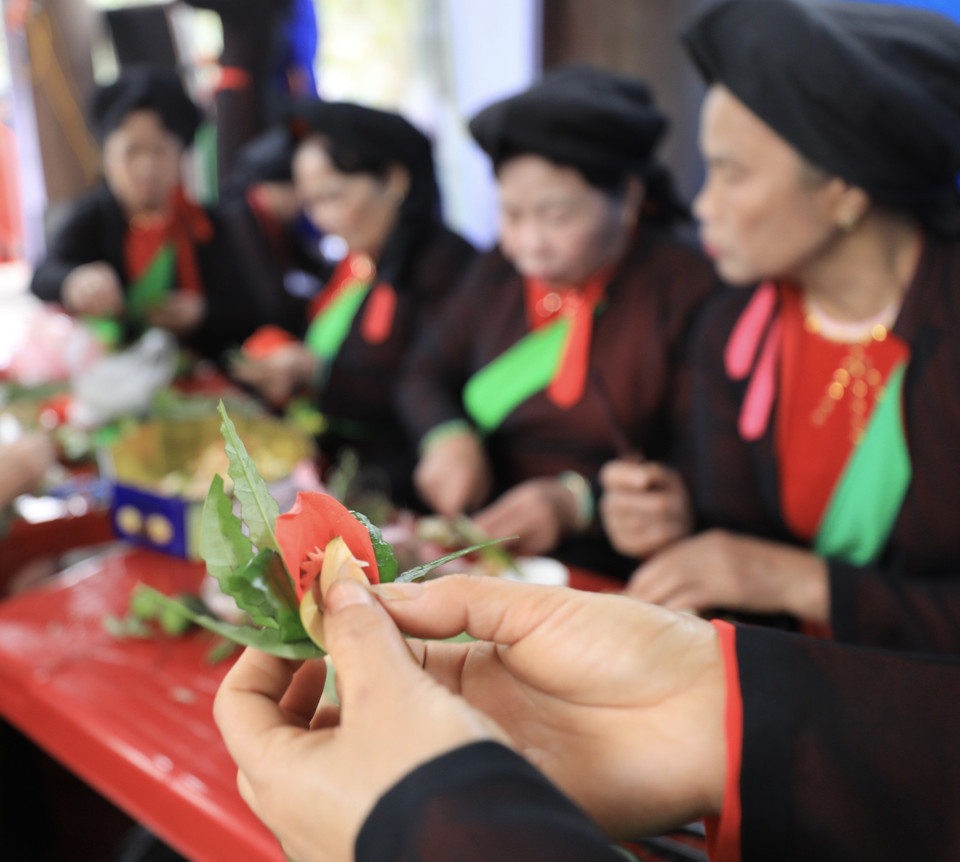 Những miếng trầu têm cánh phượng được các liền chị chuẩn bị mời du khách thập phương. (Ảnh: Nhật Anh/TTXVN)
