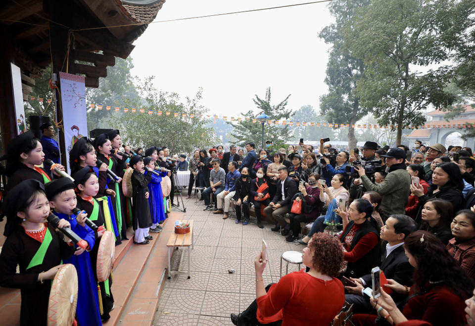 Các thế hệ trẻ tiếp nối truyền thống với màn hát giao duyên quan họ trong ngày hội. (Ảnh: Nhật Anh/TTXVN)