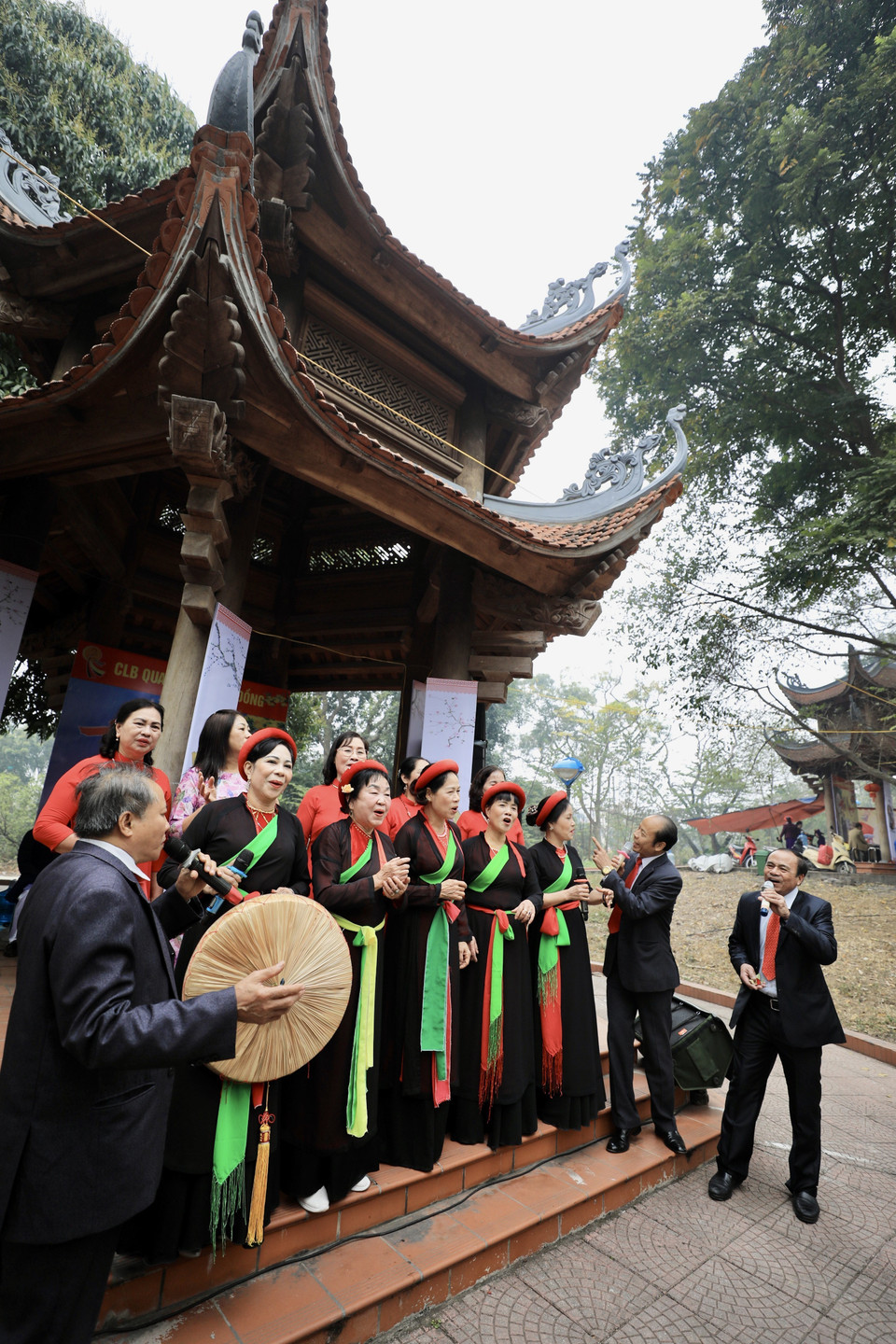 Các liền anh, liền chị trình diễn màn hát giao duyên quan họ trong ngày hội. (Ảnh: Nhật Anh/TTXVN)