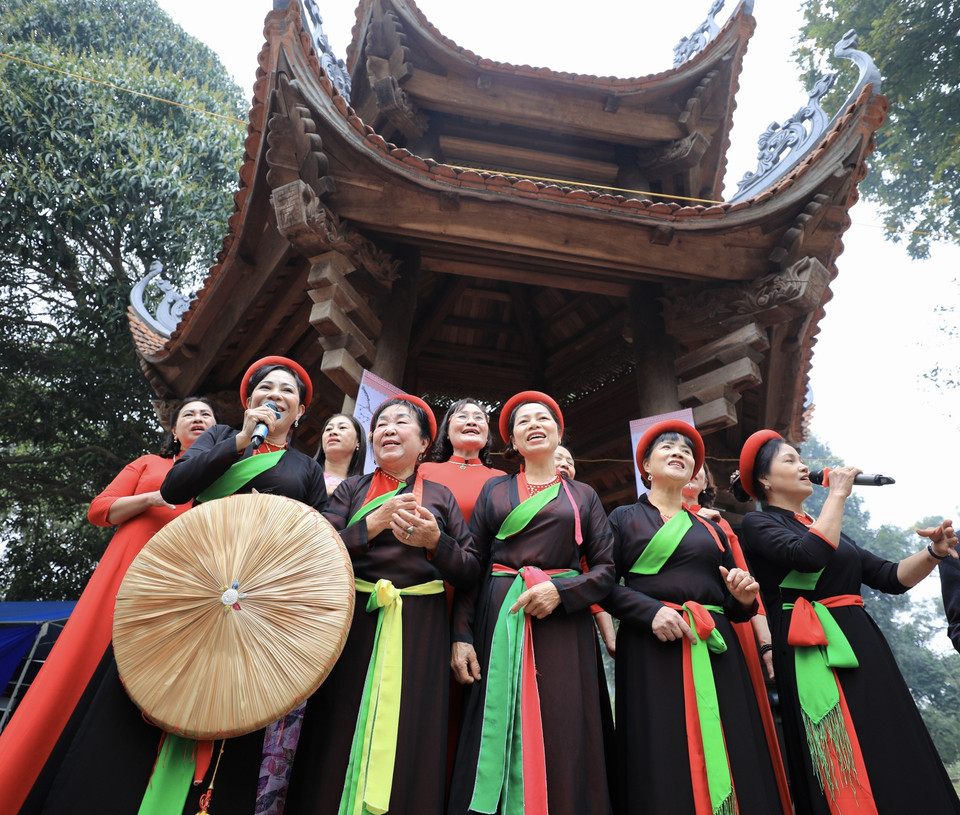 Các liền anh, liền chị trình diễn màn hát giao duyên quan họ trong ngày hội. (Ảnh: Nhật Anh/TTXVN)