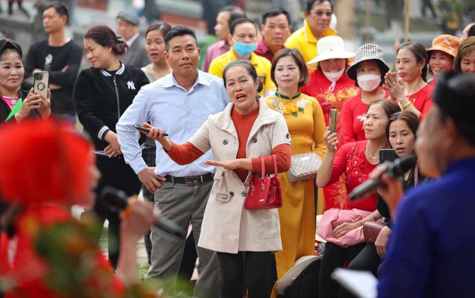 Hội Lim là thời khắc phô diễn rực rỡ và tập trung tinh hoa văn hóa dân tộc Việt trên vùng quê Kinh Bắc nên du khách đã một lần “đi trẩy hội Lim,” hẳn sẽ đến hẹn lại lên. (Ảnh: Thanh Tùng/TTXVN)