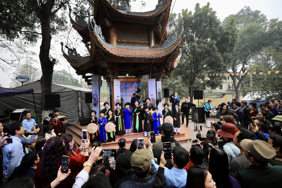 Các liền anh, liền chị "nhí" hát giao duyên quan họ trong ngày hội. (Ảnh: Nhật Anh/TTXVN)