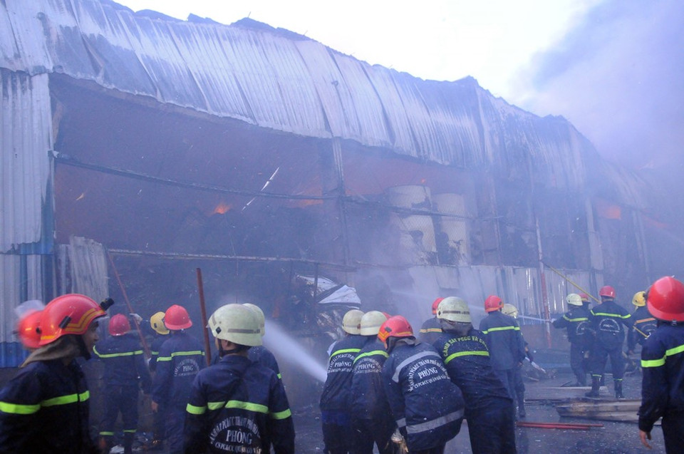 Hơn 100 Cảnh sát Phòng cháy chữa cháy Thành phố Hồ Chí Minh và lực lượng chức năng khẩn trương dập lửa. (Ảnh: Thành Chung/TTXVN)