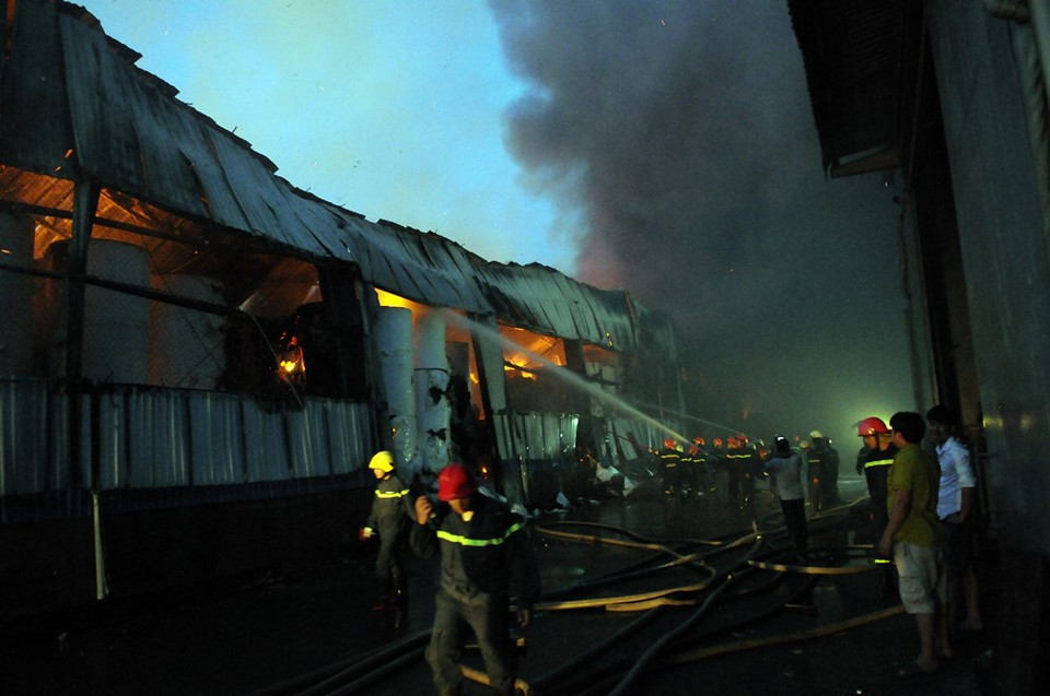 Hỏa hoạn xảy ra tại công ty giấy nên lửa lan rộng. (Ảnh: Thành Chung/TTXVN)