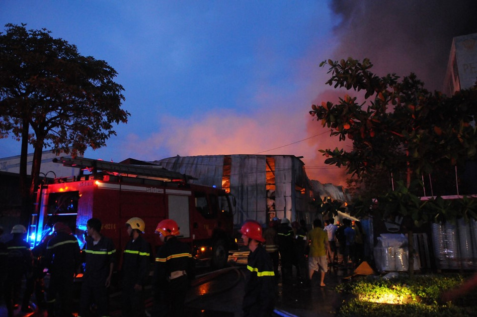 Cảnh sát PCCC triển khai chữa cháy. (Ảnh: Thành Chung/TTXVN)