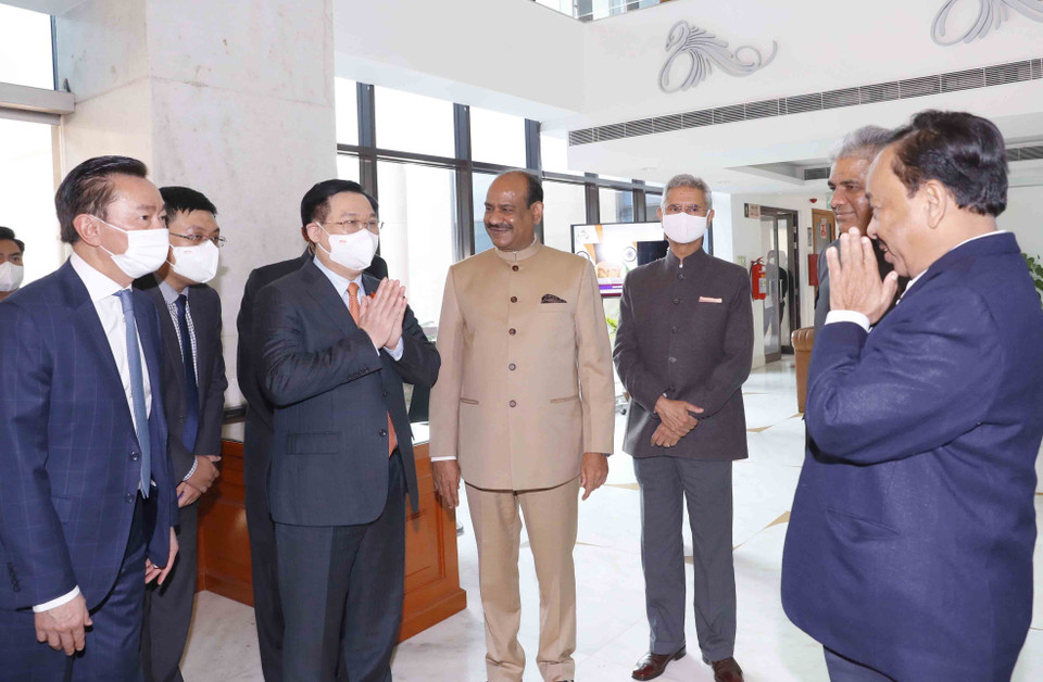 Chủ tịch Hạ viện Ấn Độ Om Birla đón Chủ tịch Quốc hội Vương Đình Huệ. (Ảnh: Doãn Tấn/TTXVN)