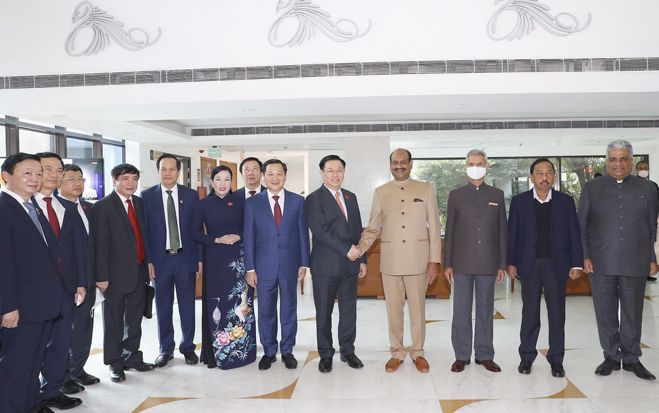 Chủ tịch Hạ viện Ấn Độ Om Birla đón Chủ tịch Quốc hội Vương Đình Huệ. (Ảnh: Doãn Tấn/TTXVN)