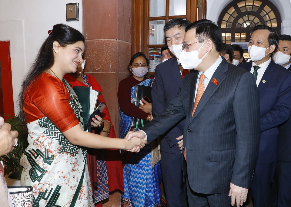 Chủ tịch Quốc hội Vương Đình Huệ với cán bộ Hạ viện Ấn Độ. (Ảnh: Doãn Tấn/TTXVN)