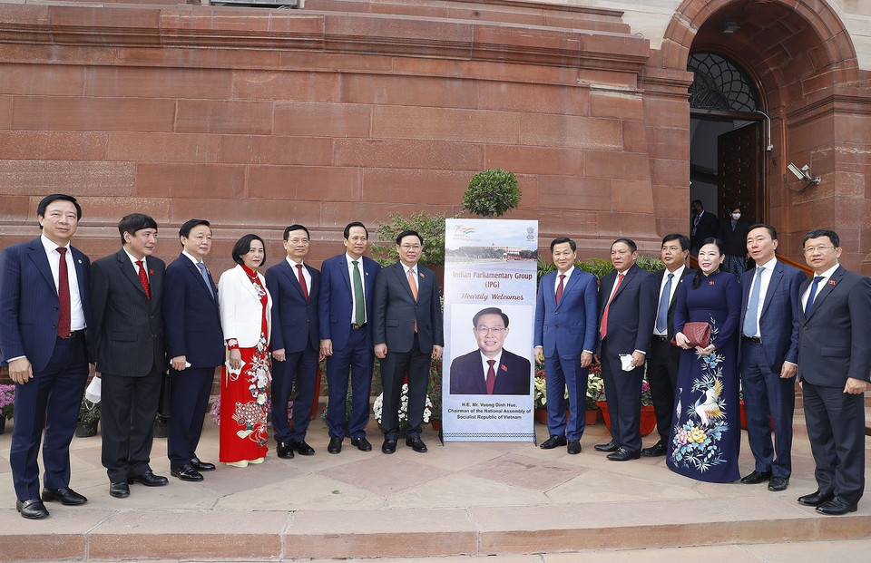 Chủ tịch Quốc hội Vương Đình Huệ và đại biểu chụp ảnh lưu niệm tại Hạ viện Ấn Độ. (Ảnh: Doãn Tấn/TTXVN)