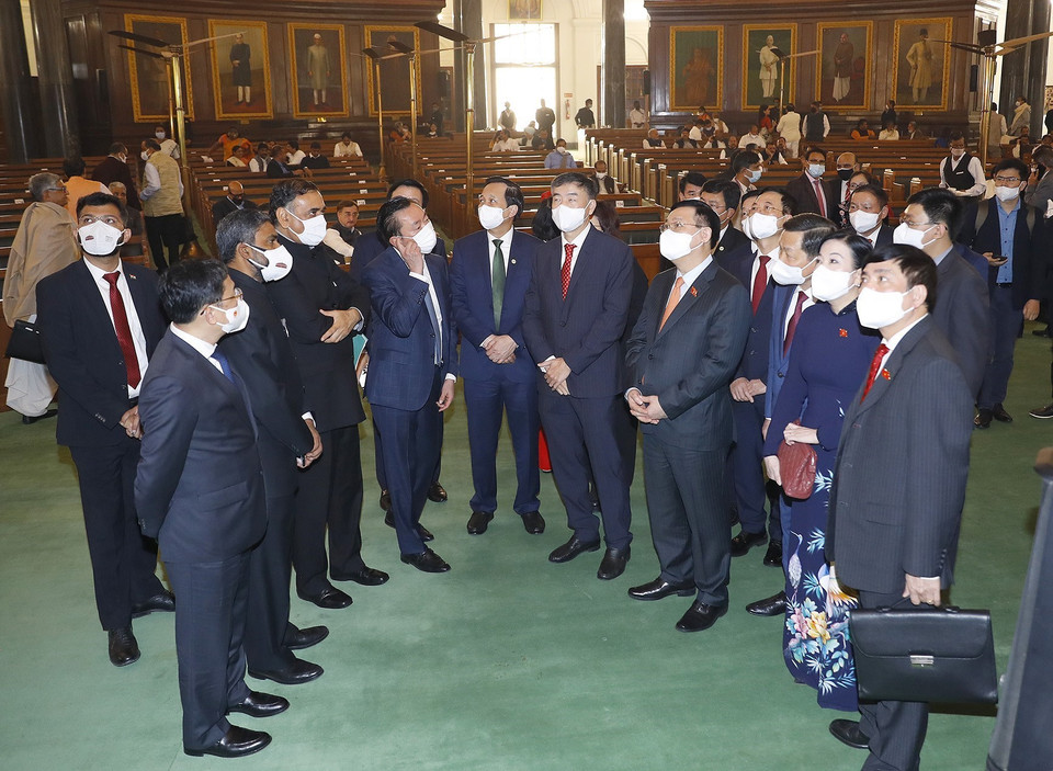 Chủ tịch Quốc hội Vương Đình Huệ và các đại biểu tham quan Hạ viện Ấn Độ. (Ảnh: Doãn Tấn/TTXVN)