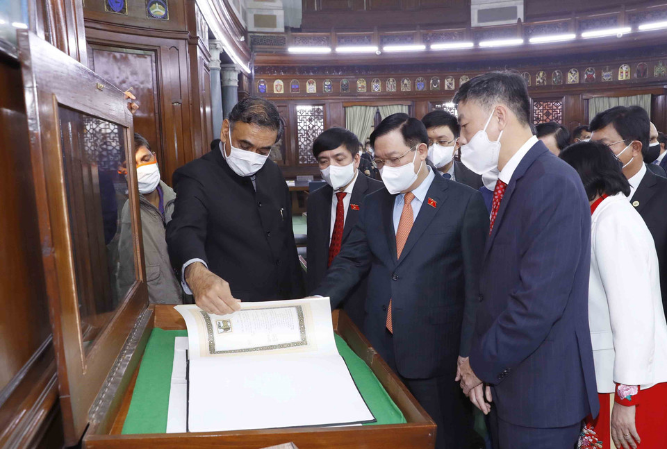 Chủ tịch Quốc hội Vương Đình Huệ nghe giới thiệu về Hạ viện Ấn Độ. (Ảnh: Doãn Tấn/TTXVN)