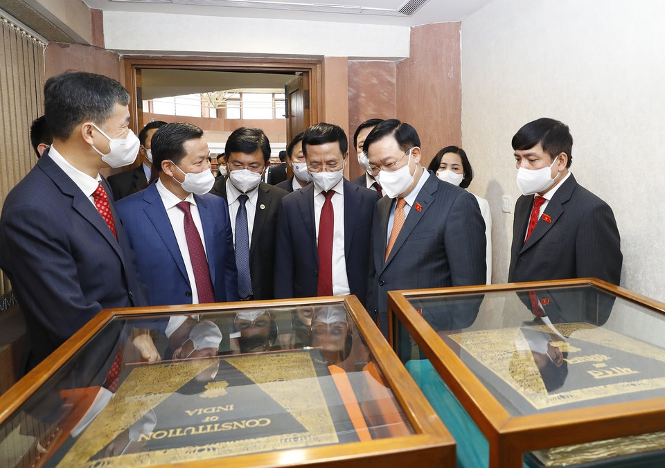 Chủ tịch Quốc hội Vương Đình Huệ xem trưng bày bản Hiến pháp đầu tiên của Ấn Độ. (Ảnh: Doãn Tấn/TTXVN)