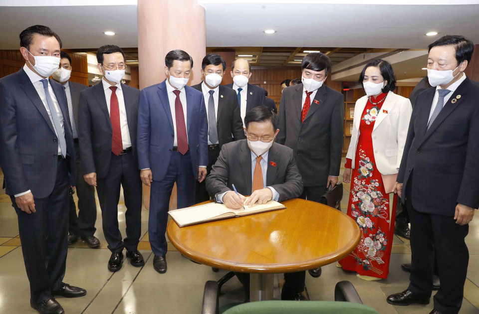 Chủ tịch Quốc hội Vương Đình Huệ ký Sổ vàng lưu niệm. (Ảnh: Doãn Tấn/TTXVN)