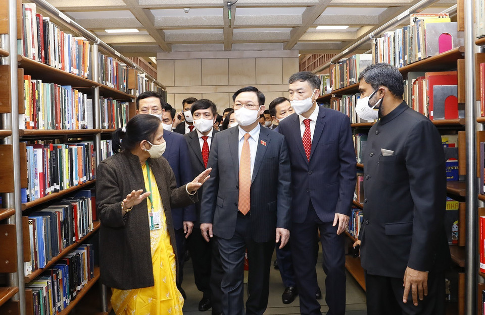 Chủ tịch Quốc hội Vương Đình Huệ xem trưng bày lưu trữ về tư liệu của Hạ viện Ấn Độ. (Ảnh: Doãn Tấn/TTXVN)