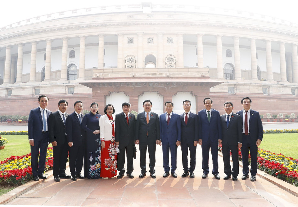 Chủ tịch Quốc hội Vương Đình Huệ và đại biểu chụp ảnh lưu niệm tại Hạ viện Ấn Độ. (Ảnh: Doãn Tấn/TTXVN)