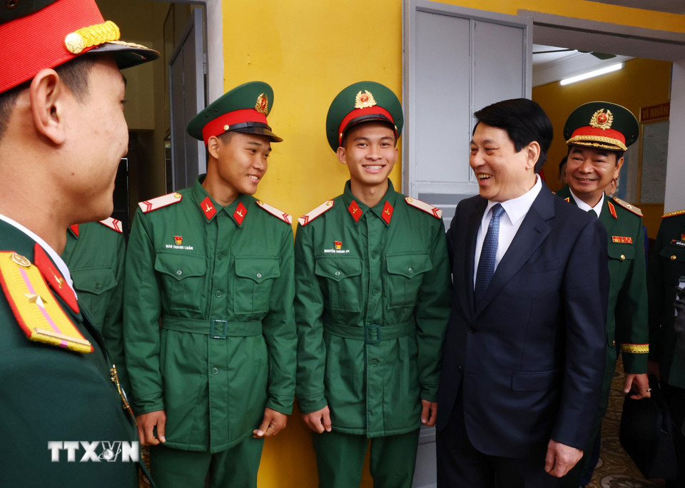 Chủ tịch nước Lương Cường với cán bộ, chiến sỹ Lữ đoàn 241, Quân đoàn 12. (Ảnh: Lâm Khánh/TTXVN)