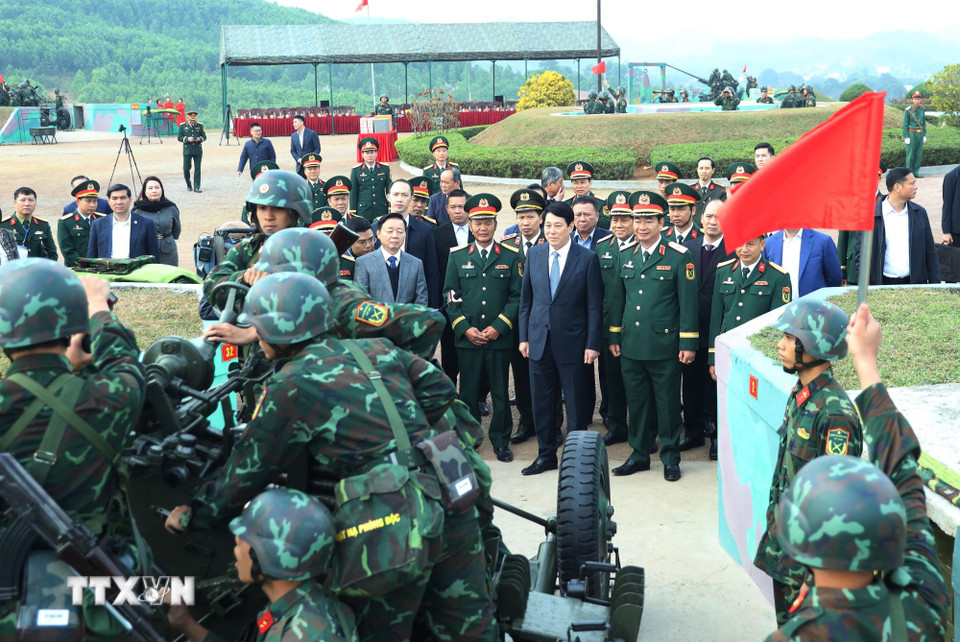 Chủ tịch nước Lương Cường kiểm tra công tác sẵn sàng chiến đấu tại Lữ đoàn 241, Quân đoàn 12. (Ảnh: Lâm Khánh/TTXVN)
