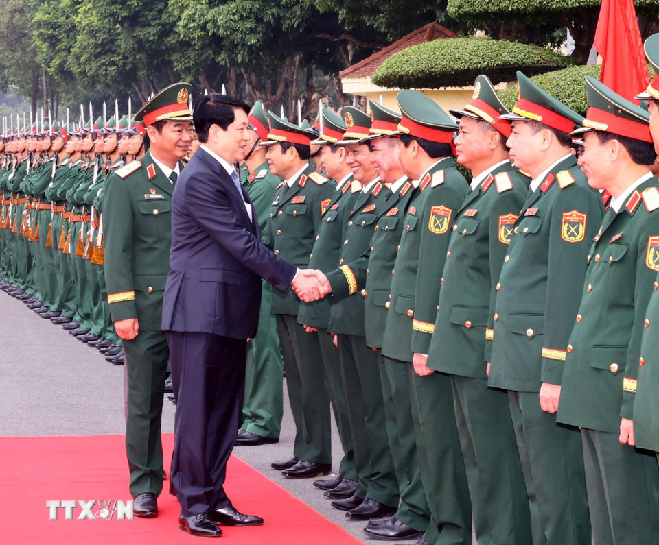 Chủ tịch nước Lương Cường với lãnh đạo, cán bộ Quân đoàn 12. (Ảnh: Lâm Khánh/TTXVN)