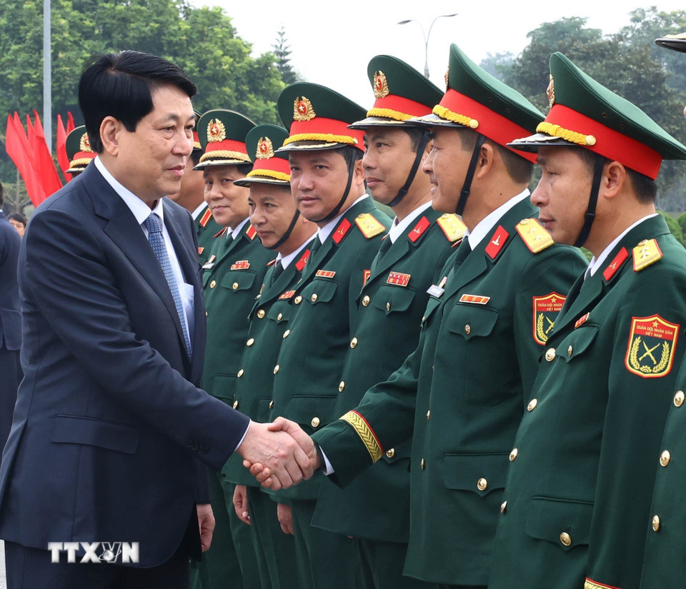 Chủ tịch nước Lương Cường với cán bộ, chiến sỹ Lữ đoàn 241, Quân đoàn 12. (Ảnh: Lâm Khánh/TTXVN)