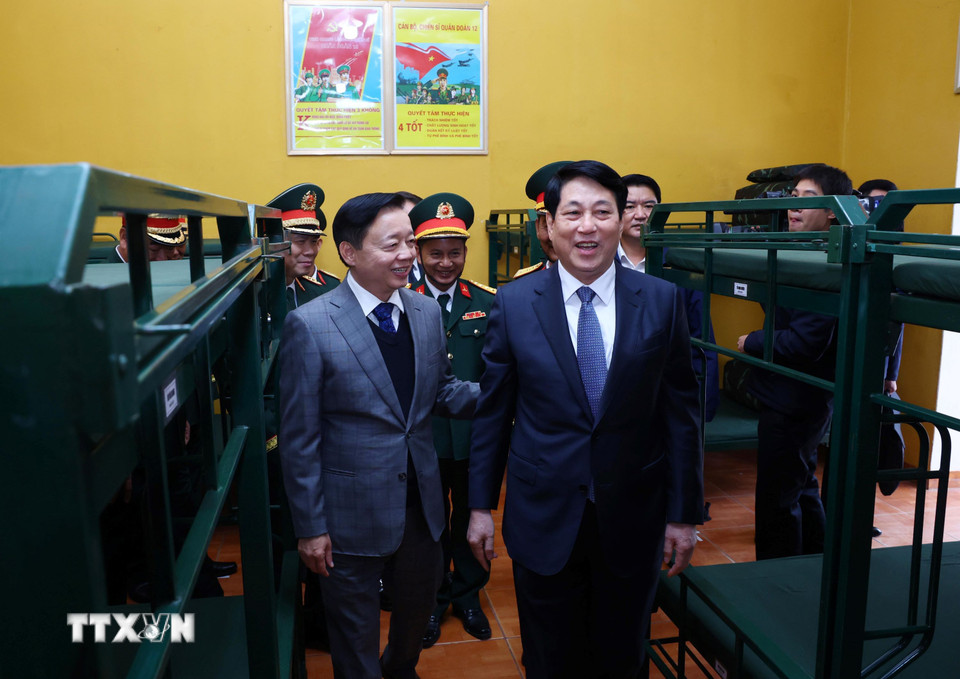 Chủ tịch nước Lương Cường kiểm tra nơi ở của cán bộ, chiến sỹ Lữ đoàn 241, Quân đoàn 12. (Ảnh: Lâm Khánh/TTXVN)