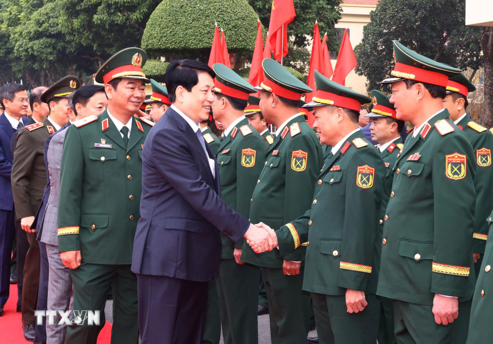 Chủ tịch nước Lương Cường với lãnh đạo, cán bộ Quân đoàn 12. (Ảnh: Lâm Khánh/TTXVN)