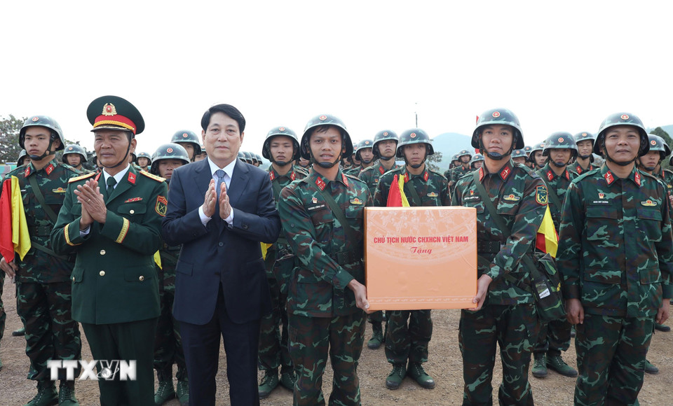 Chủ tịch nước Lương Cường tặng quà cán bộ, chiến sỹ Lữ đoàn 241, Quân đoàn 12. (Ảnh: Lâm Khánh/TTXVN)
